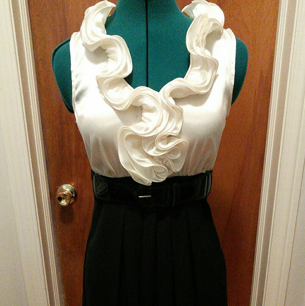 Spring Sale 🌸 Ruffle-collared dress